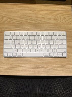 Apple Magic Keyboard - lightning charger